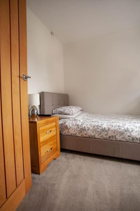 Three Bedroom House, Driveway, Bracknell Centre Exterior foto